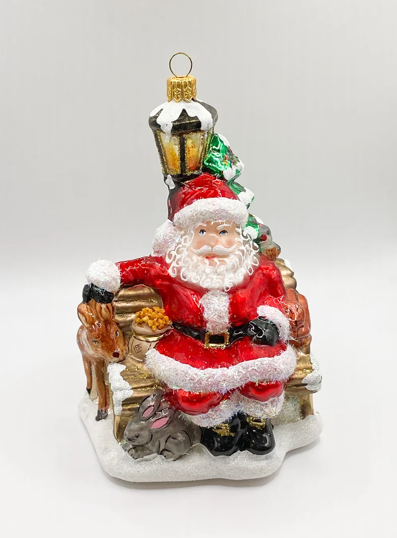 Santa auf der Parkbank mit den Waldtieren