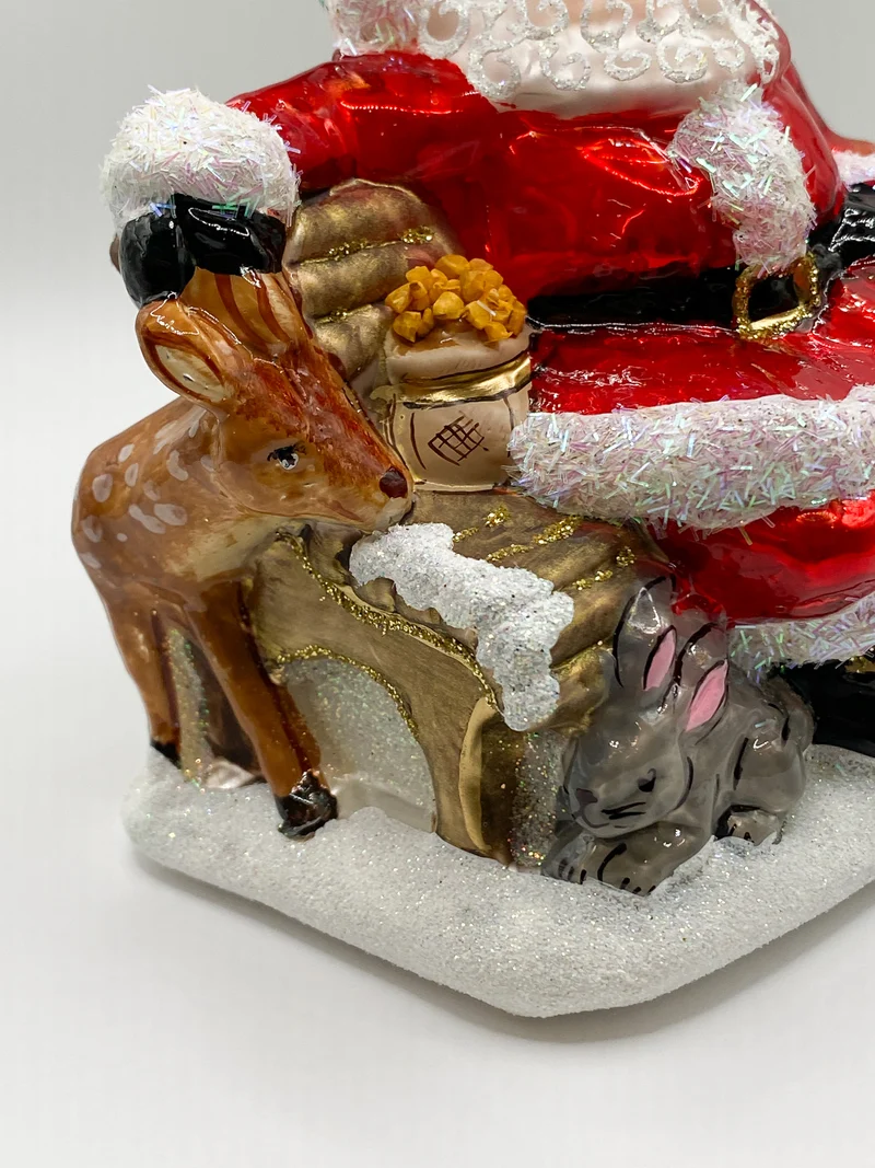 Santa auf der Parkbank mit den Waldtieren