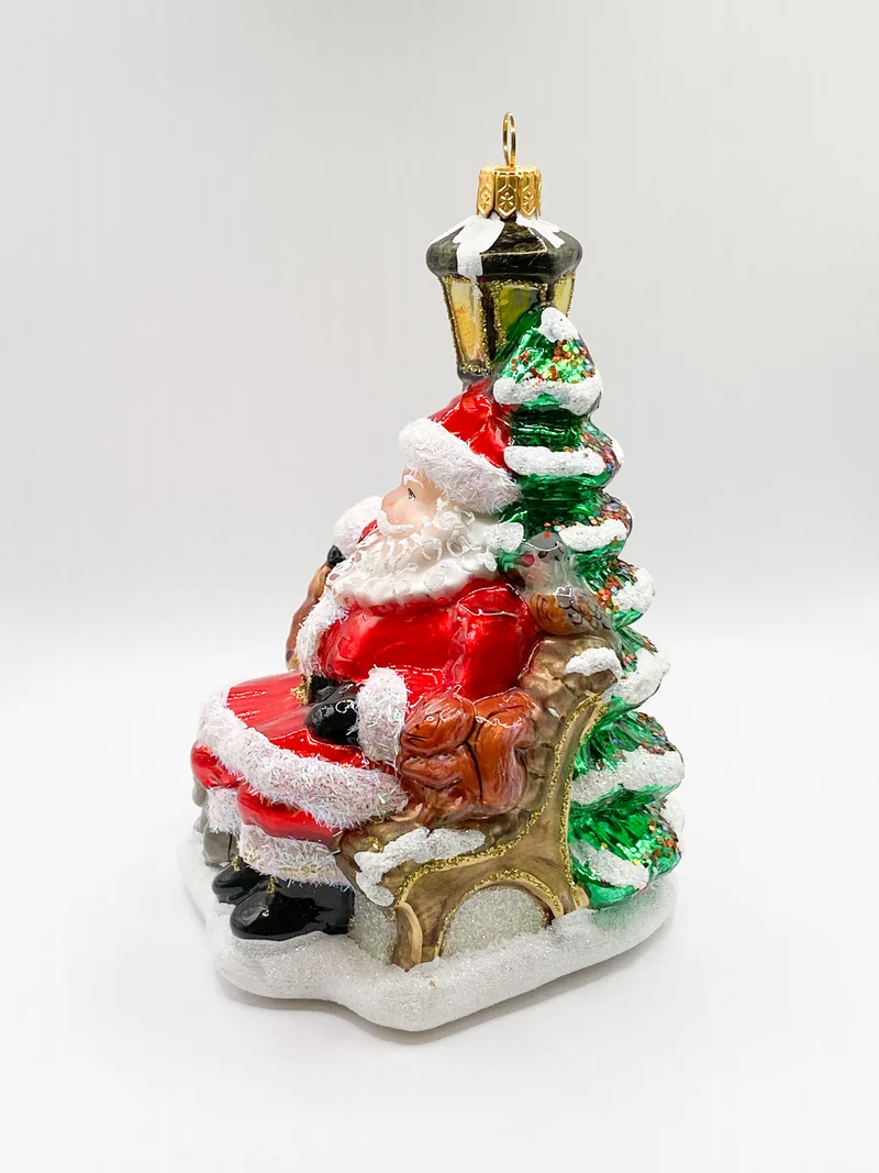 Santa auf der Parkbank mit den Waldtieren