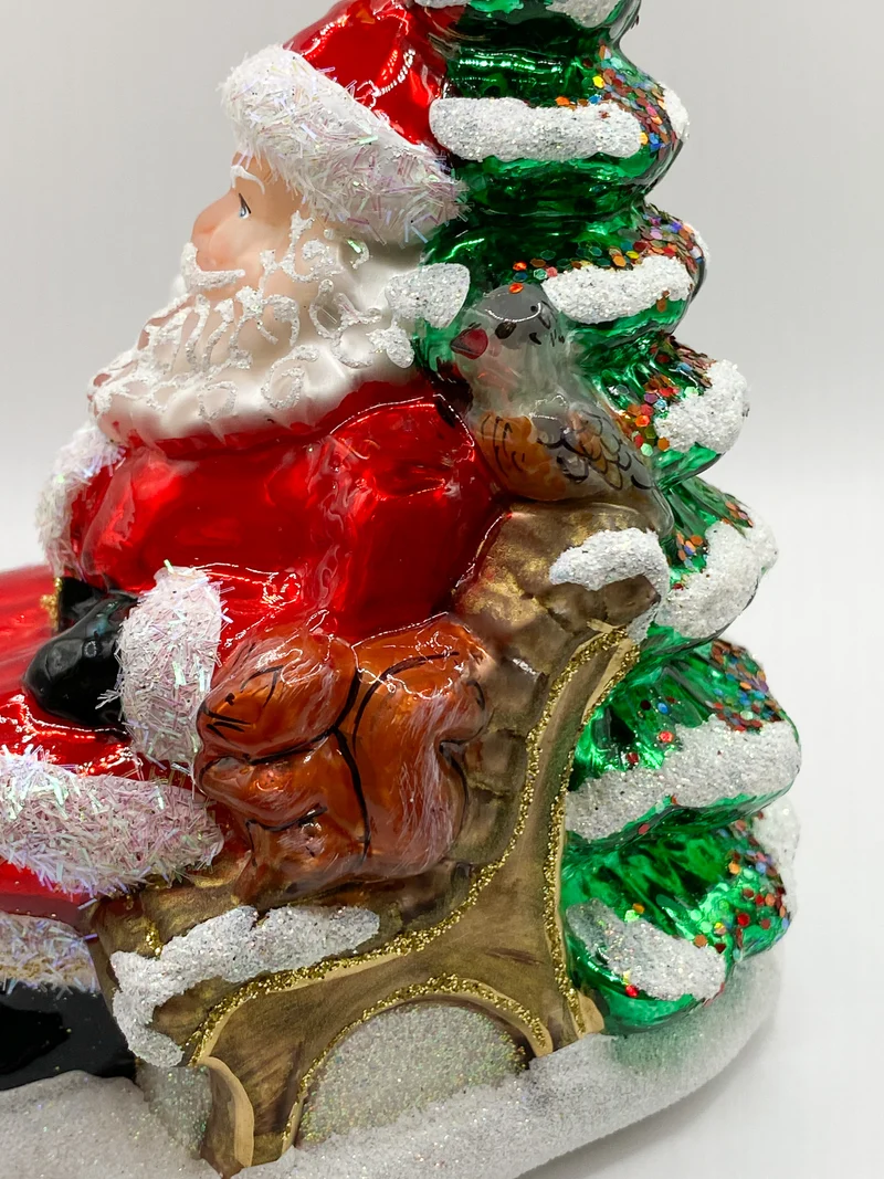 Santa auf der Parkbank mit den Waldtieren
