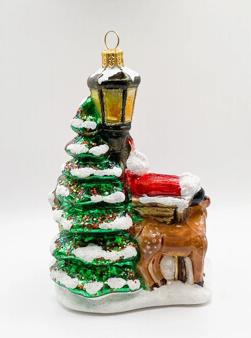 Santa auf der Parkbank mit den Waldtieren