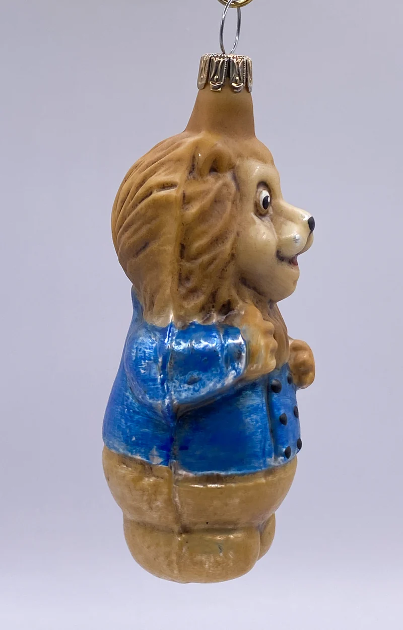Löwe mit blauer Jacke