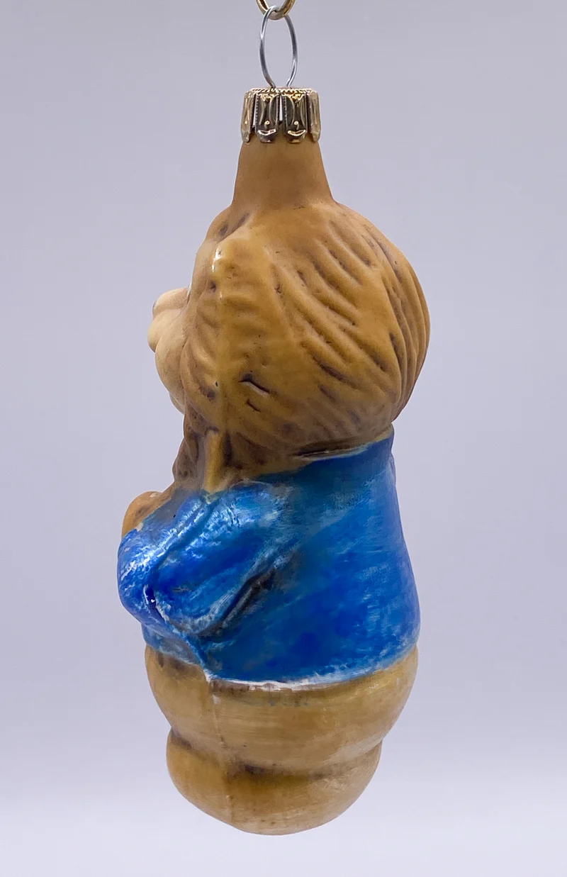 Löwe mit blauer Jacke