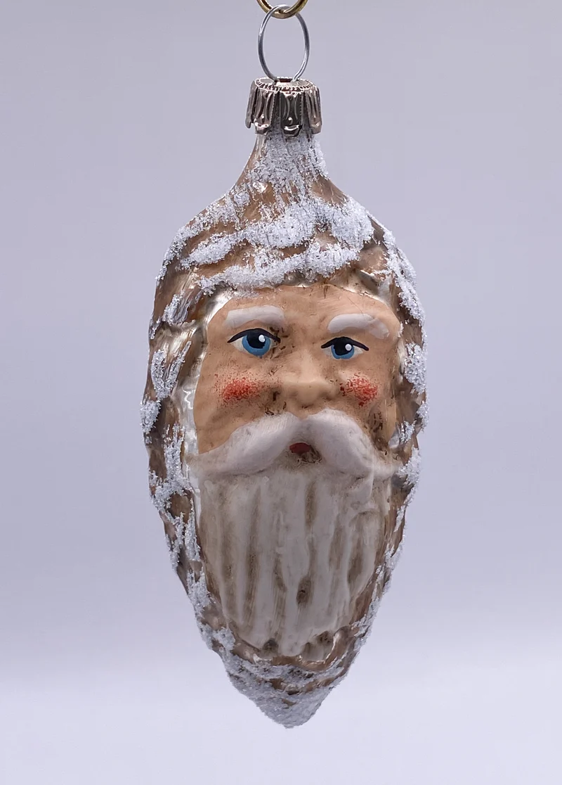 Brauner Zapfen mit Gesicht