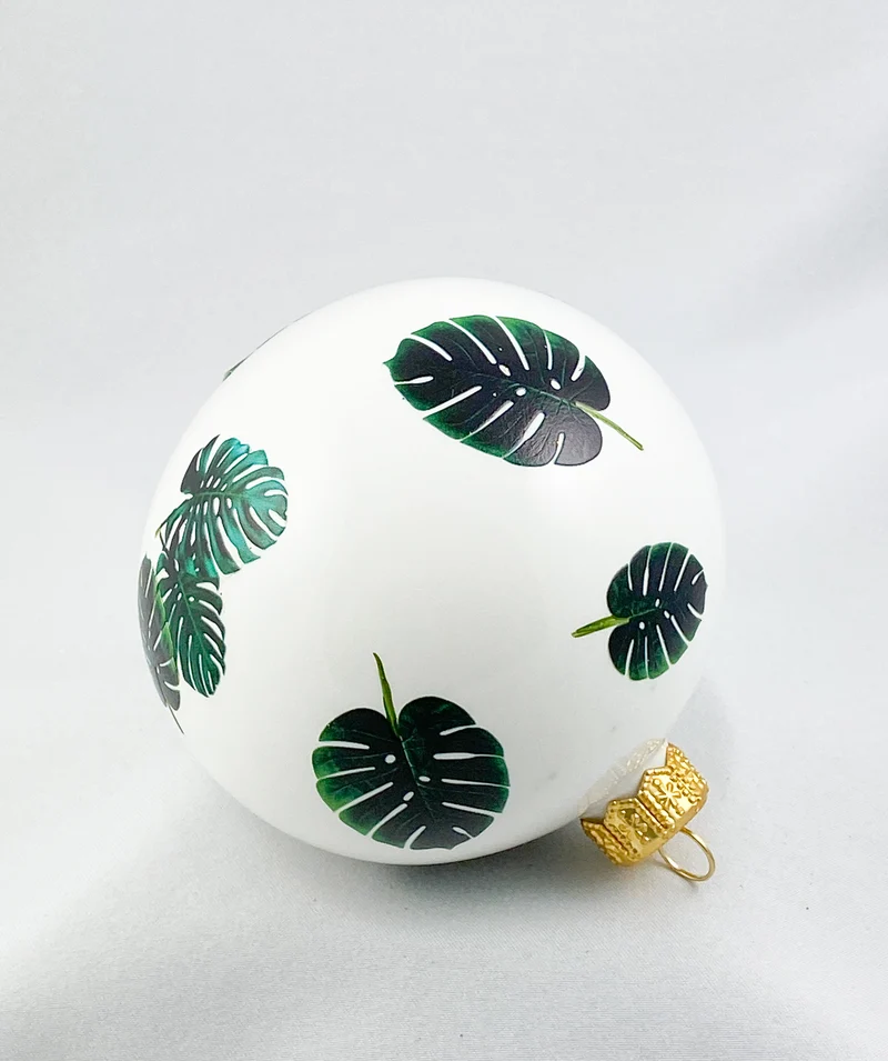 Kugel weiss mit grünen Monstera-Blättern