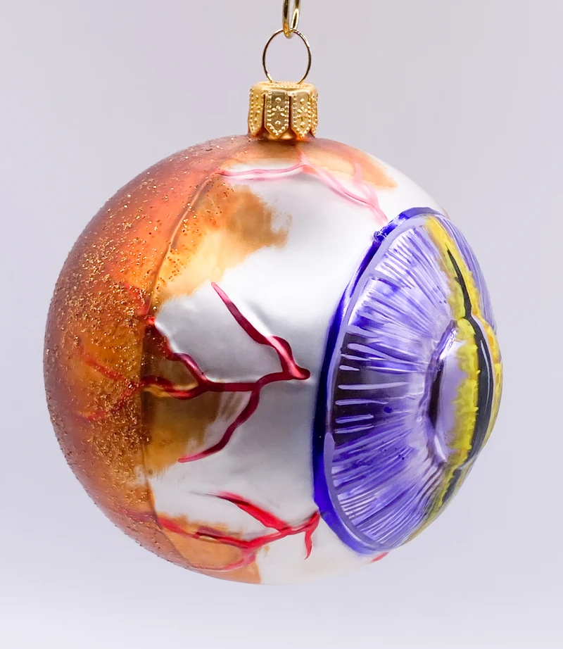 Anatomisches Auge mit violetter Iris und schmaler Pupille