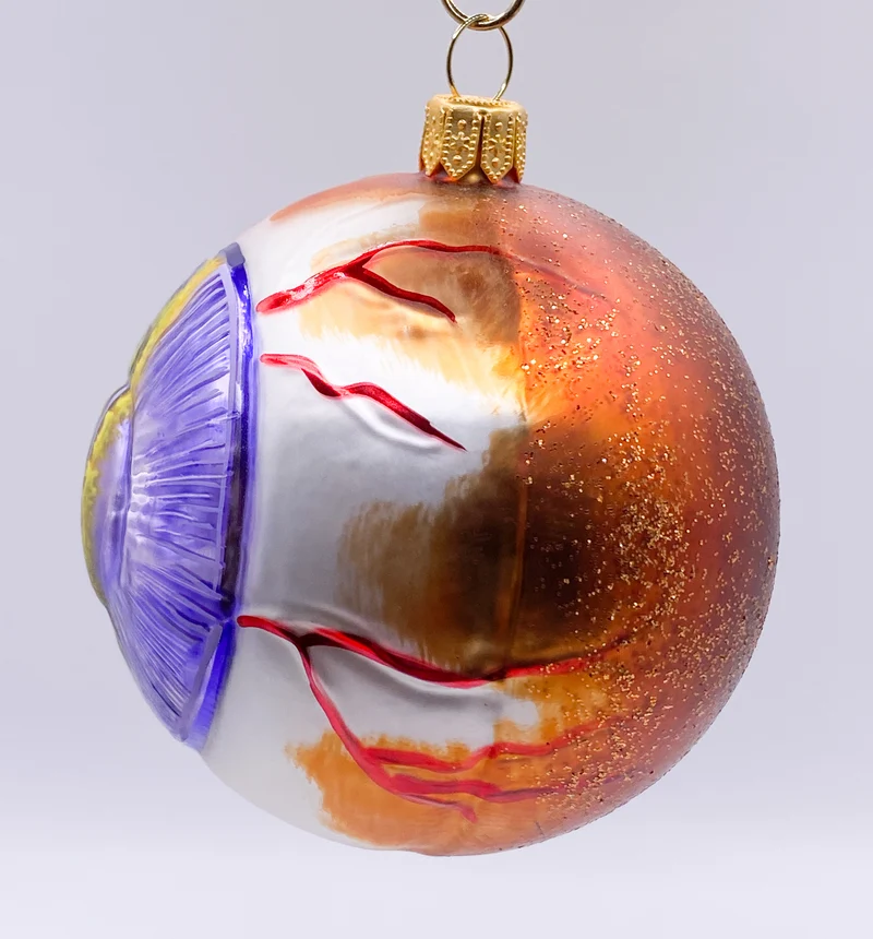 Anatomisches Auge mit violetter Iris und schmaler Pupille