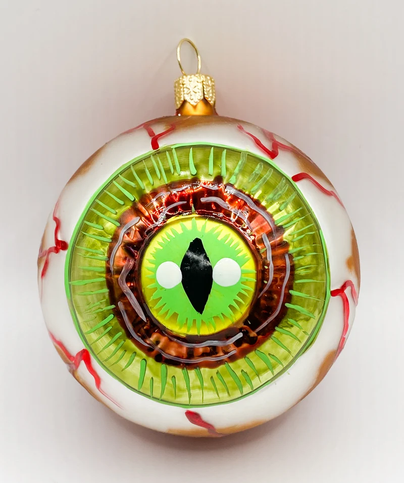 Anatomisches Auge mit grüner Iris und schmaler Pupille