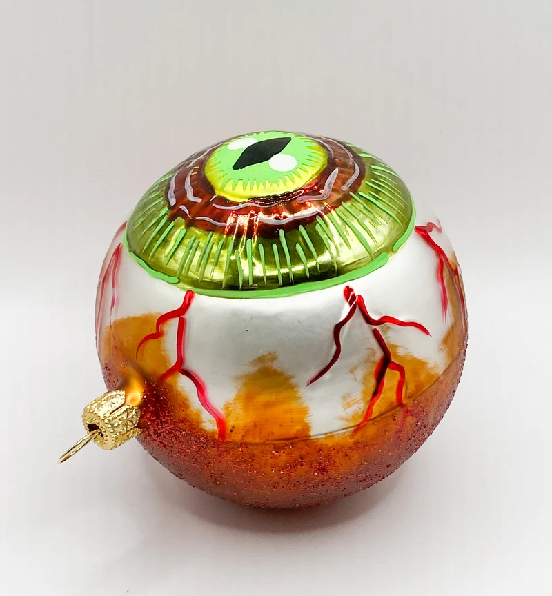 Anatomisches Auge mit grüner Iris und schmaler Pupille
