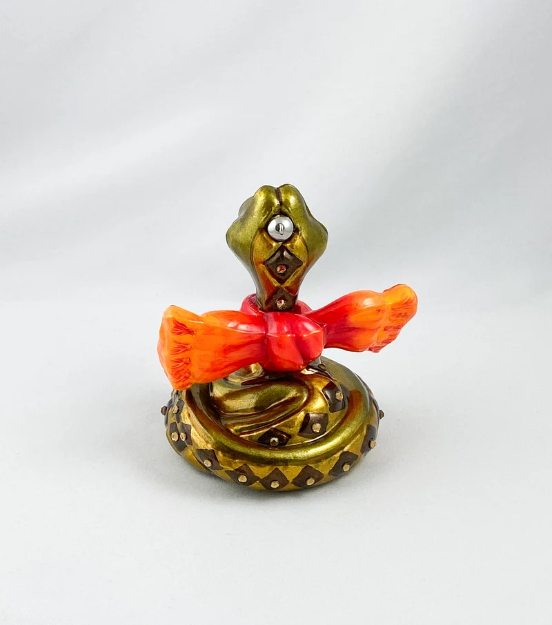 Schlange mit orangem Schal, AtlasArt