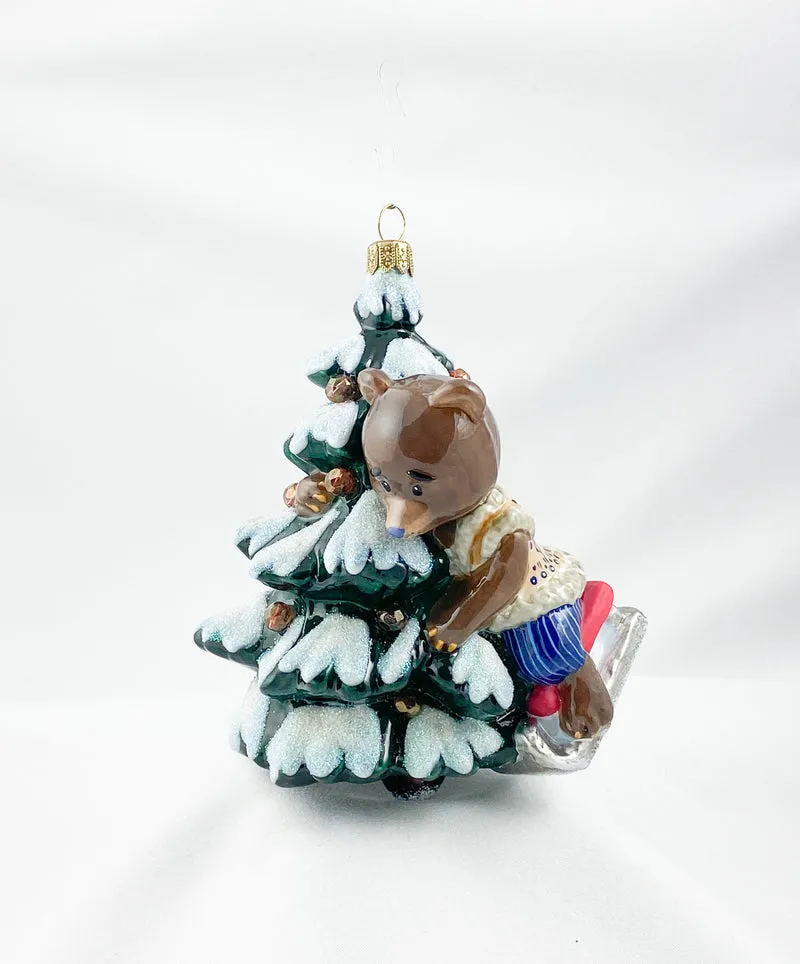 Der Bär holt den Weihnachtsbaum mit dem Schlitten aus dem Wald, AtlasArt, AtlasArt
