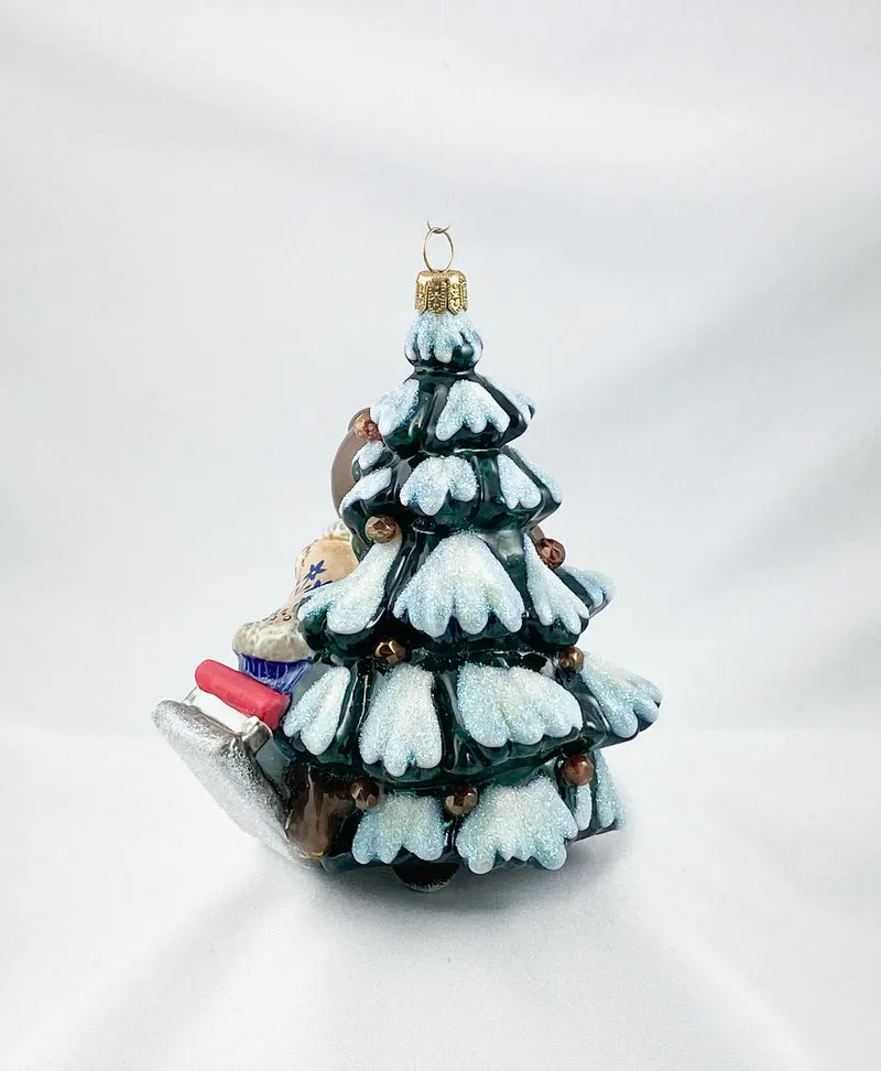 Der Bär holt den Weihnachtsbaum mit dem Schlitten aus dem Wald, AtlasArt, AtlasArt