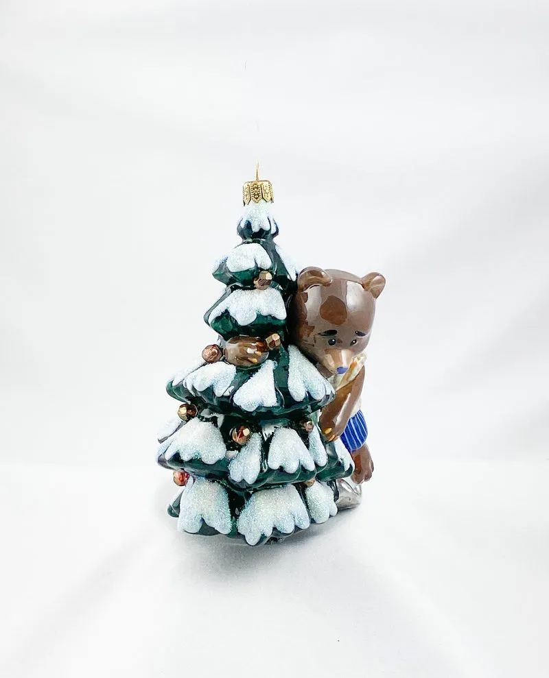 Der Bär holt den Weihnachtsbaum mit dem Schlitten aus dem Wald, AtlasArt, AtlasArt