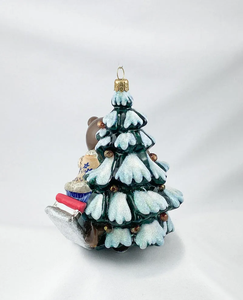 Der Bär holt den Weihnachtsbaum mit dem Schlitten aus dem Wald, AtlasArt, AtlasArt