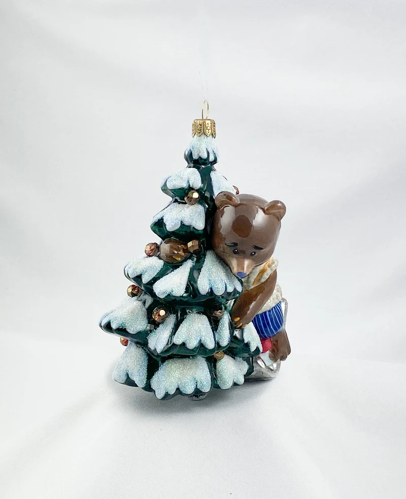 Der Bär holt den Weihnachtsbaum mit dem Schlitten aus dem Wald, AtlasArt, AtlasArt