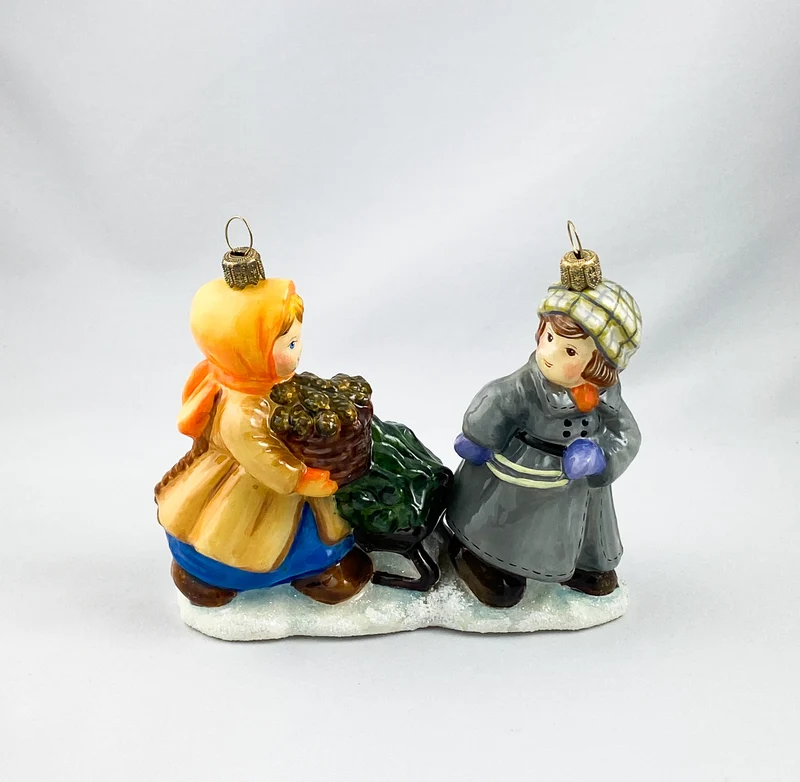 Das Mädchen und der Junge holen den Weihnachtsbaum mit dem Schlitten aus dem Wald, AtlasArt