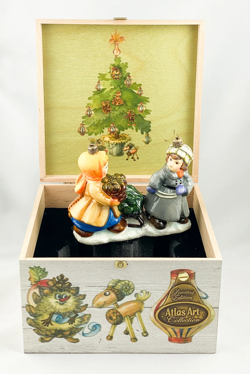 Das Mädchen und der Junge holen den Weihnachtsbaum mit dem Schlitten aus dem Wald, AtlasArt