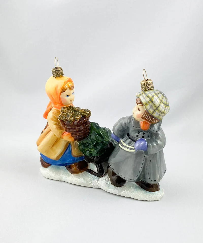 Das Mädchen und der Junge holen den Weihnachtsbaum mit dem Schlitten aus dem Wald, AtlasArt