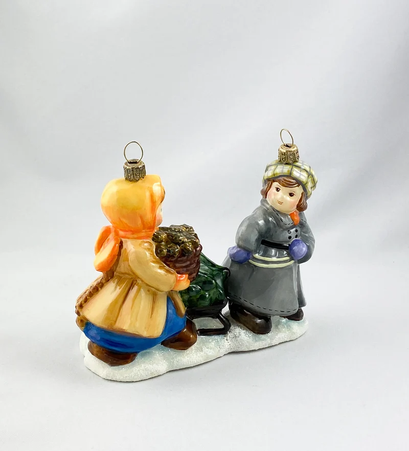 Das Mädchen und der Junge holen den Weihnachtsbaum mit dem Schlitten aus dem Wald, AtlasArt