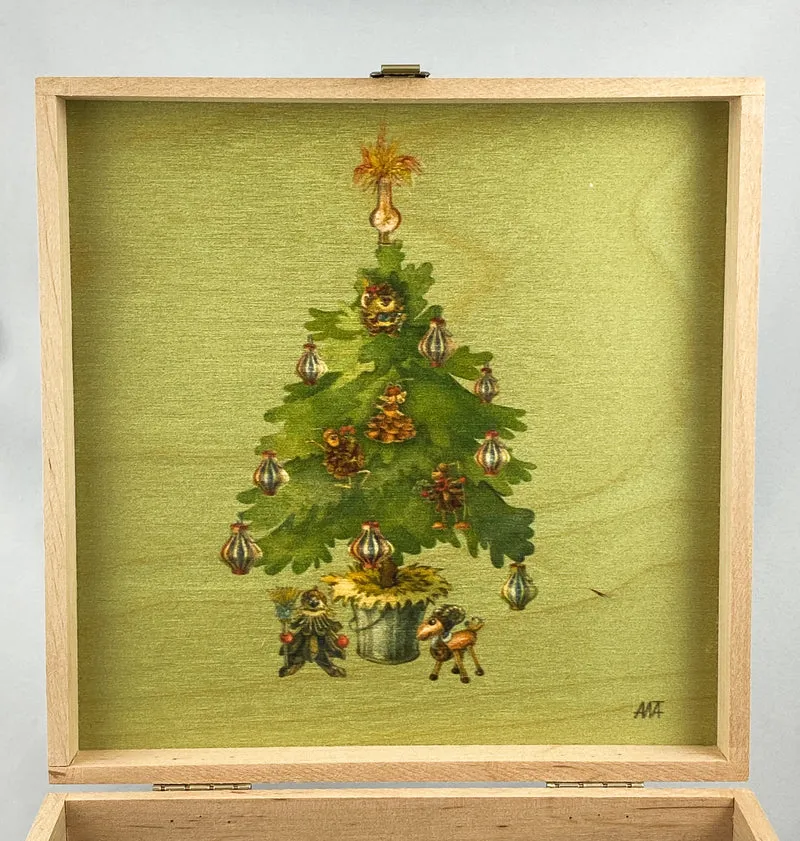 Das Mädchen und der Junge holen den Weihnachtsbaum mit dem Schlitten aus dem Wald, AtlasArt