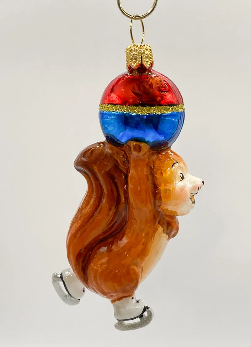 Das Eichhörnchen macht Kunststücke beim Schlittschuhfahren, KOMOZJA MOSTOWSKI
