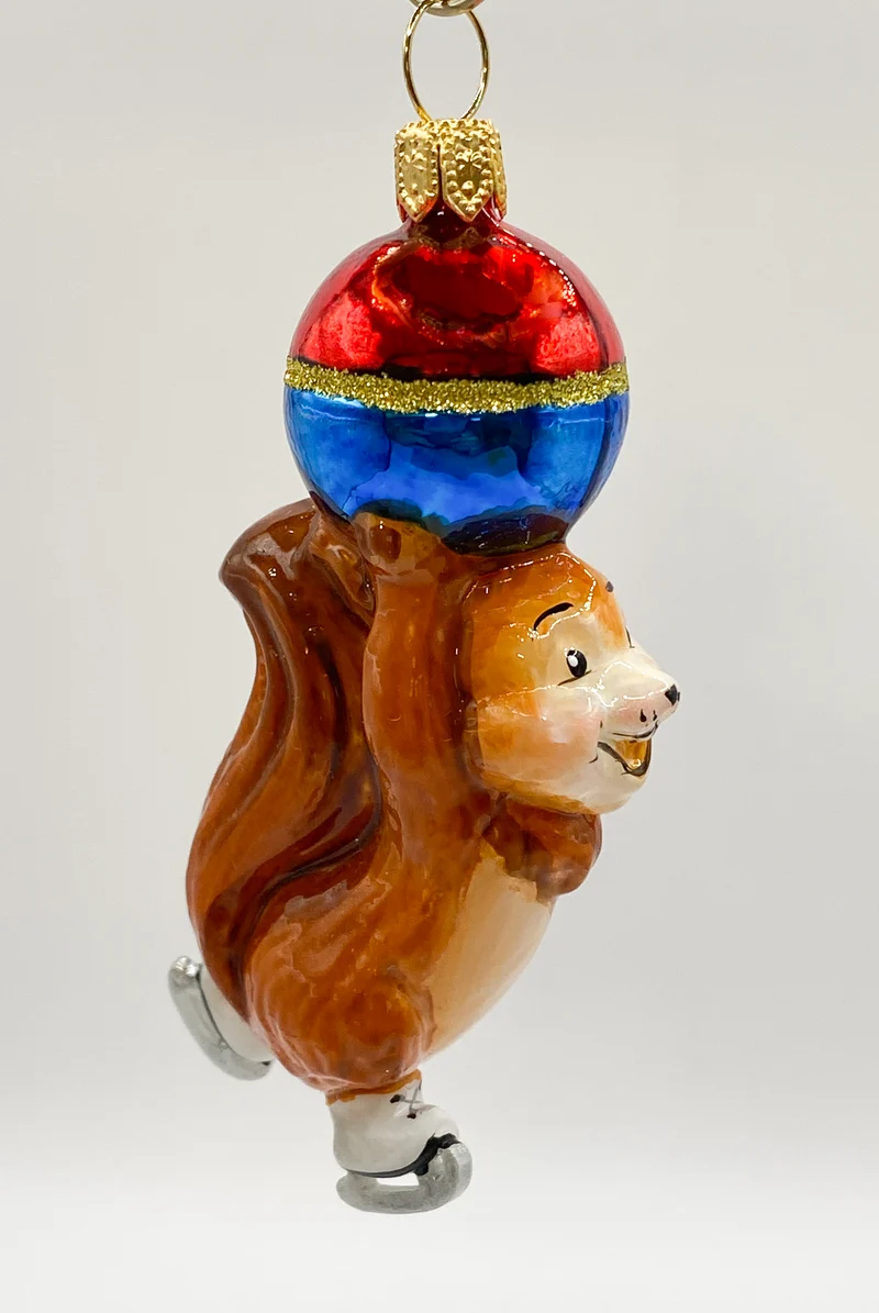 Das Eichhörnchen macht Kunststücke beim Schlittschuhfahren, KOMOZJA MOSTOWSKI