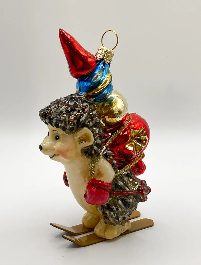 Der Igel bringt die Christbaumspitze auf den Skiern, KOMOZJA MOSTOWSKI