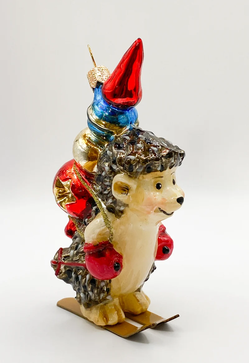 Der Igel bringt die Christbaumspitze auf den Skiern, KOMOZJA MOSTOWSKI