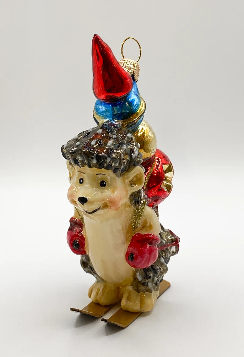 Der Igel bringt die Christbaumspitze auf den Skiern, KOMOZJA MOSTOWSKI