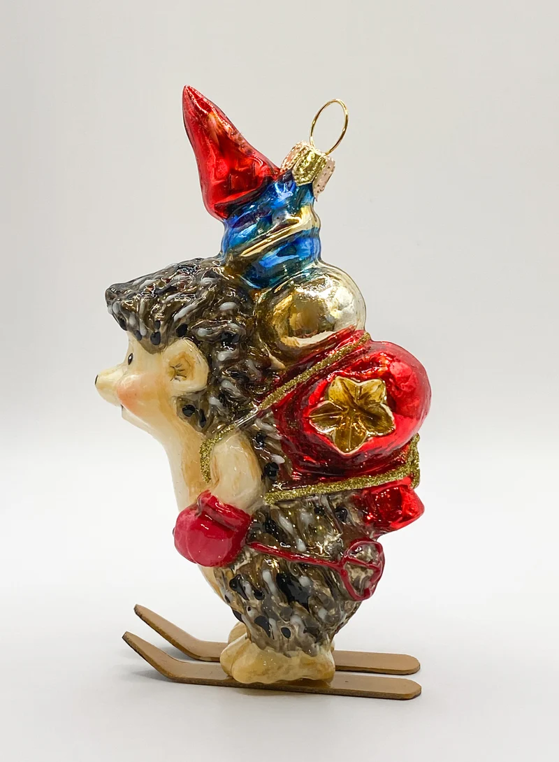 Der Igel bringt die Christbaumspitze auf den Skiern, KOMOZJA MOSTOWSKI