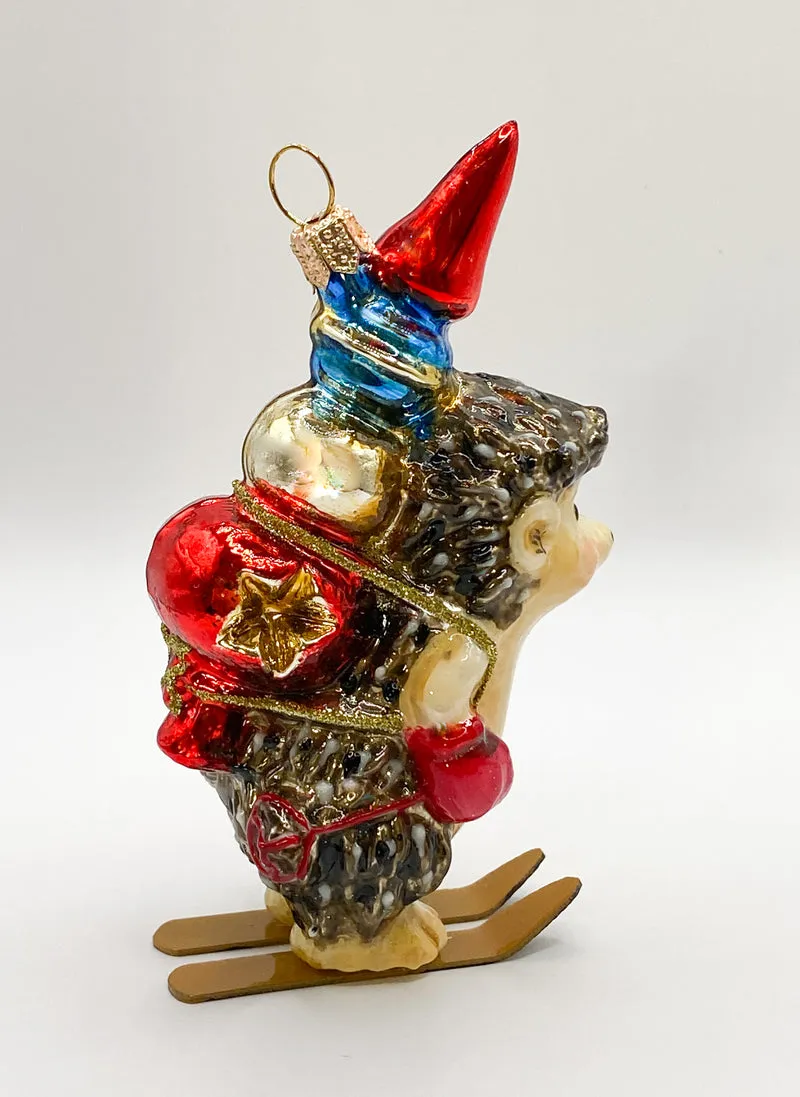 Der Igel bringt die Christbaumspitze auf den Skiern, KOMOZJA MOSTOWSKI