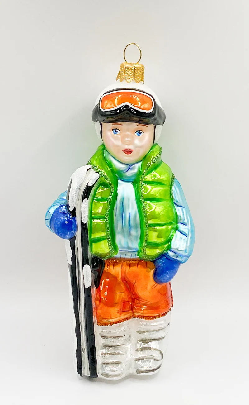 Junge mit Skiern
