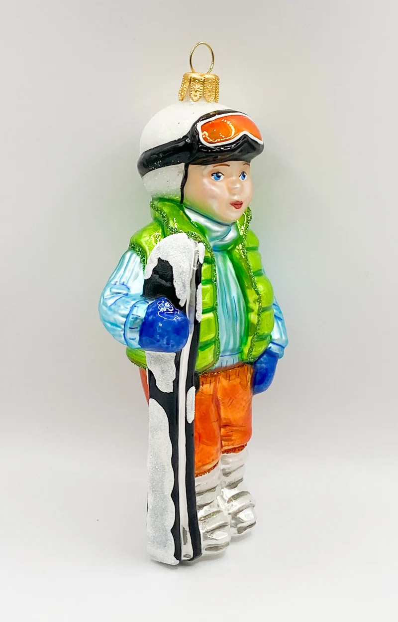 Junge mit Skiern