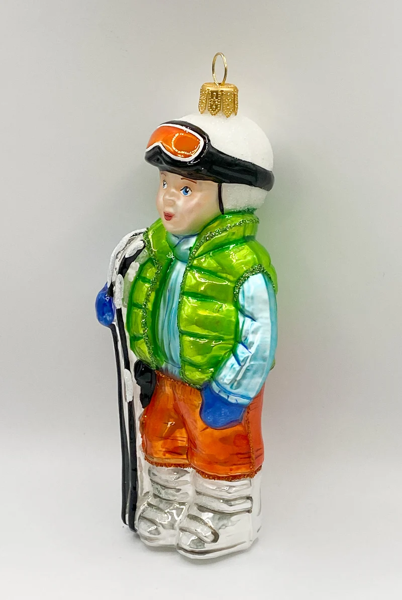 Junge mit Skiern