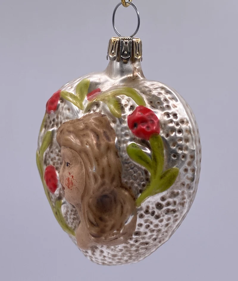 Herz mit Mädchen von Rosen umrahmt