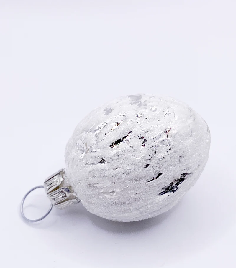 Silberne Baumnuss/Walnuss mit weissem Glitzer