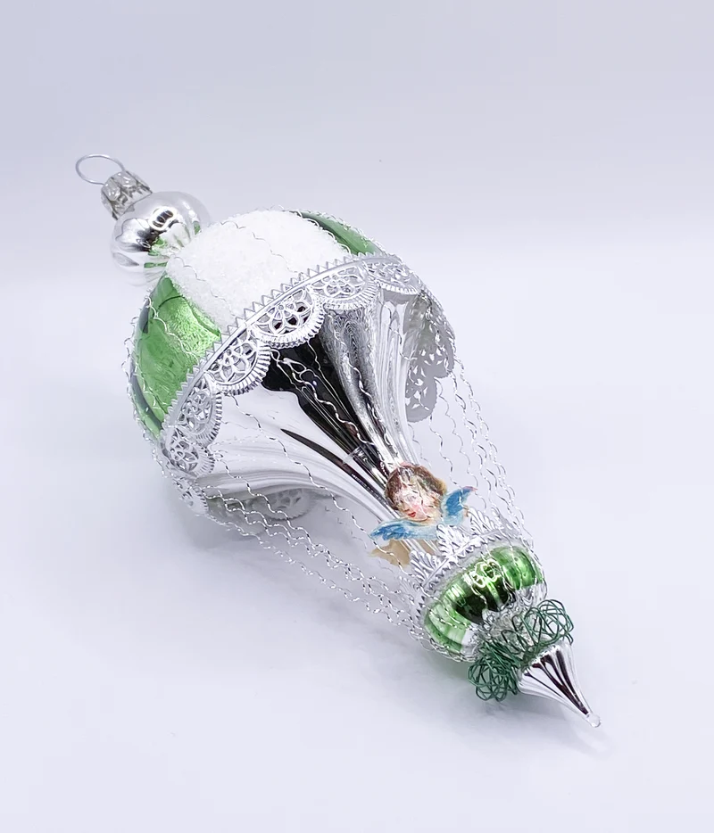 Weiss grüner Ballon in Rillenglas mit Dresdnerpapier und leonischem Draht verziert