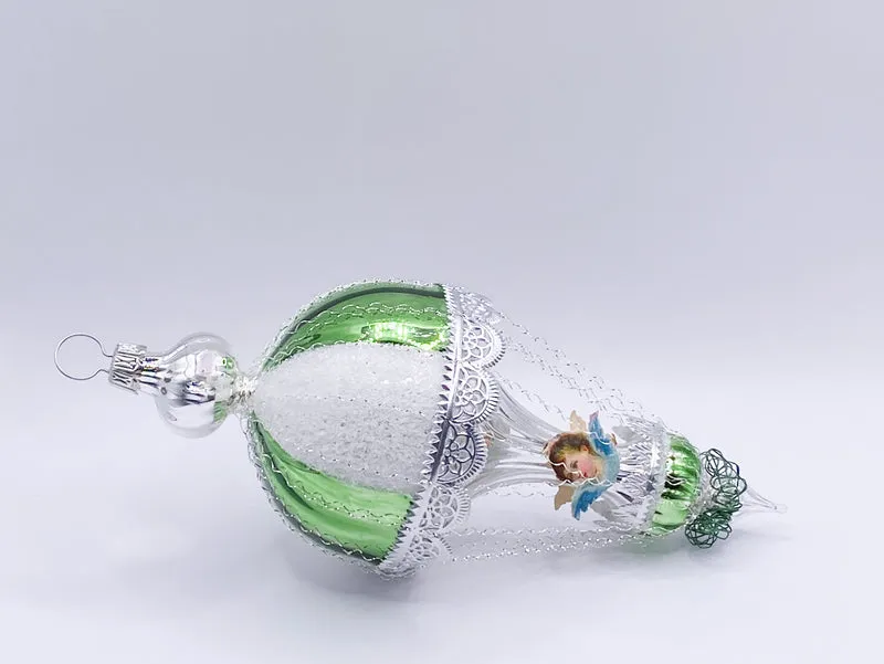 Weiss grüner Ballon in Rillenglas mit Dresdnerpapier und leonischem Draht verziert