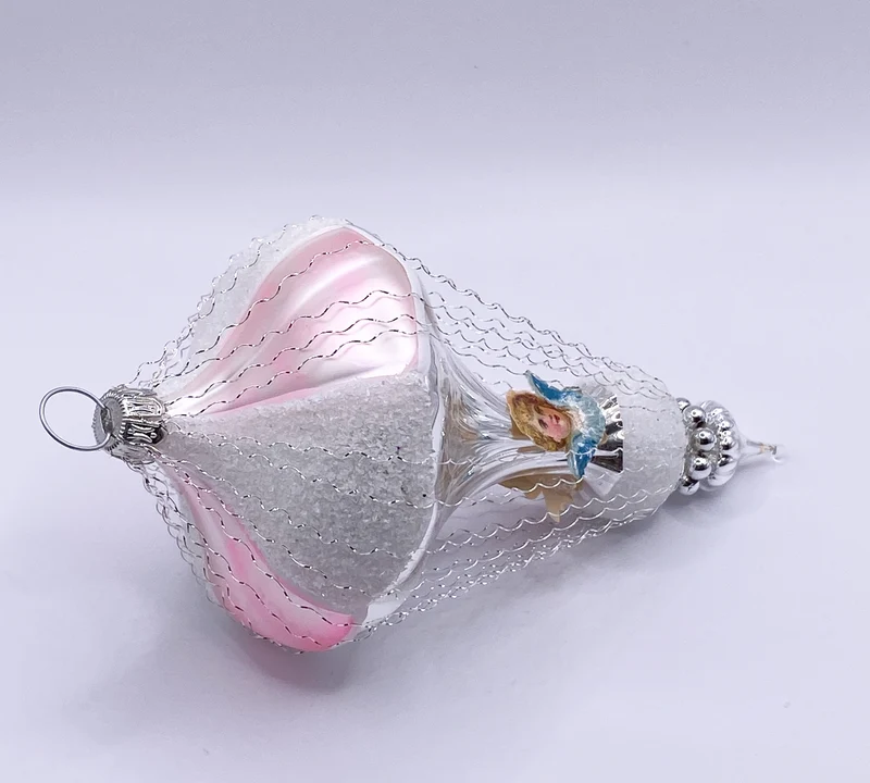Weiss rosa Ballon in Rillenglas mit Dresdnerpapier und leonischem Draht verziert