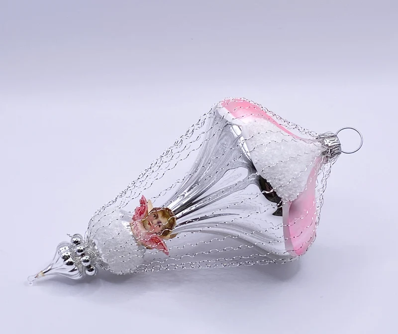 Weiss rosa Ballon in Rillenglas mit Dresdnerpapier und leonischem Draht verziert