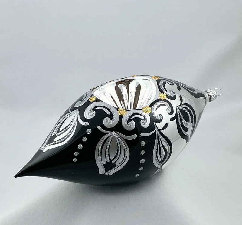 Grosse Olive in Silber/Schwarz mit silbernem Reflex