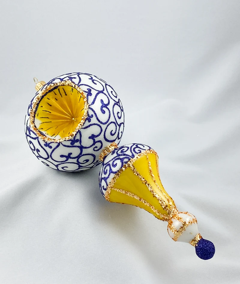 Grosse Fantasie-Form in Weiss und Gold mit goldenem Reflex und blauem Dekor