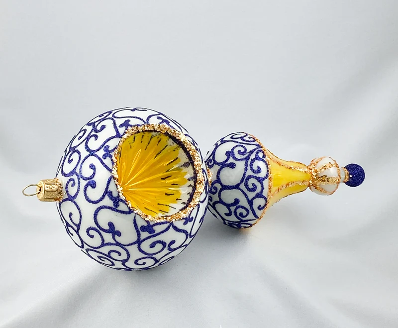 Grosse Fantasie-Form in Weiss und Gold mit goldenem Reflex und blauem Dekor