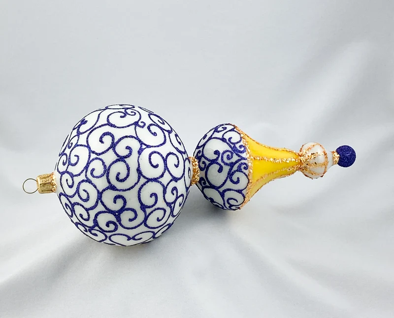 Grosse Fantasie-Form in Weiss und Gold mit goldenem Reflex und blauem Dekor