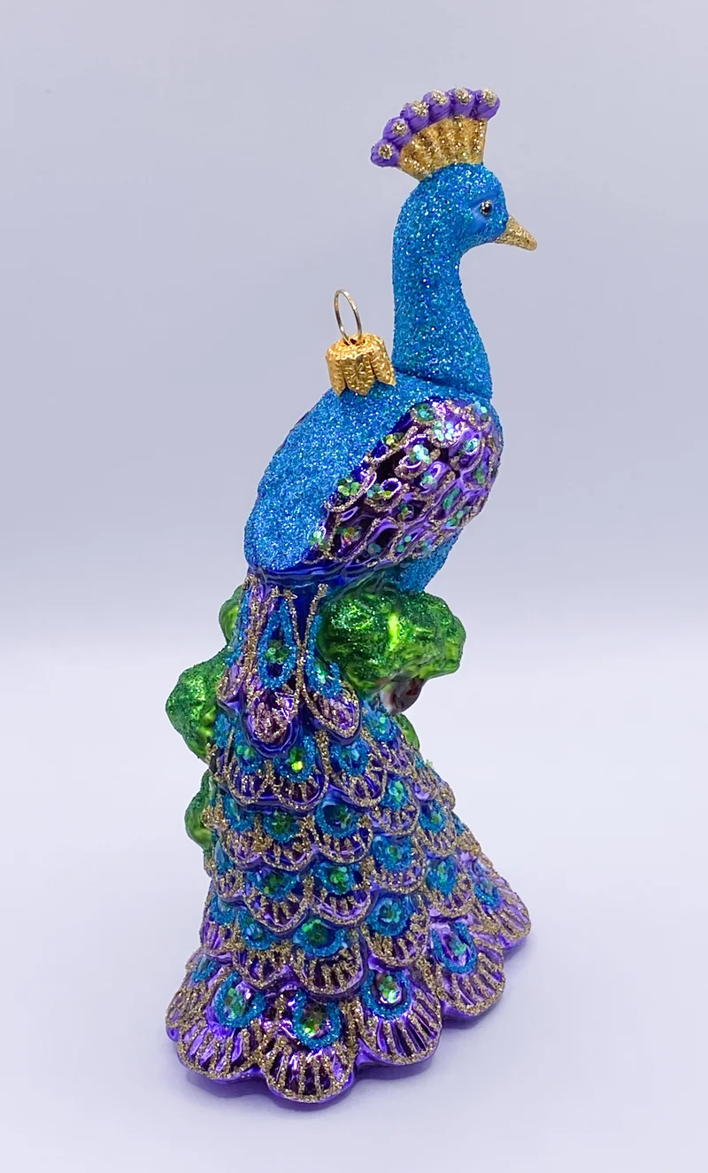 Pfau sitzt auf dem Baum