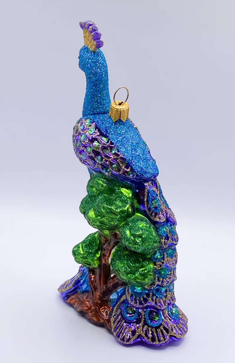Pfau sitzt auf dem Baum