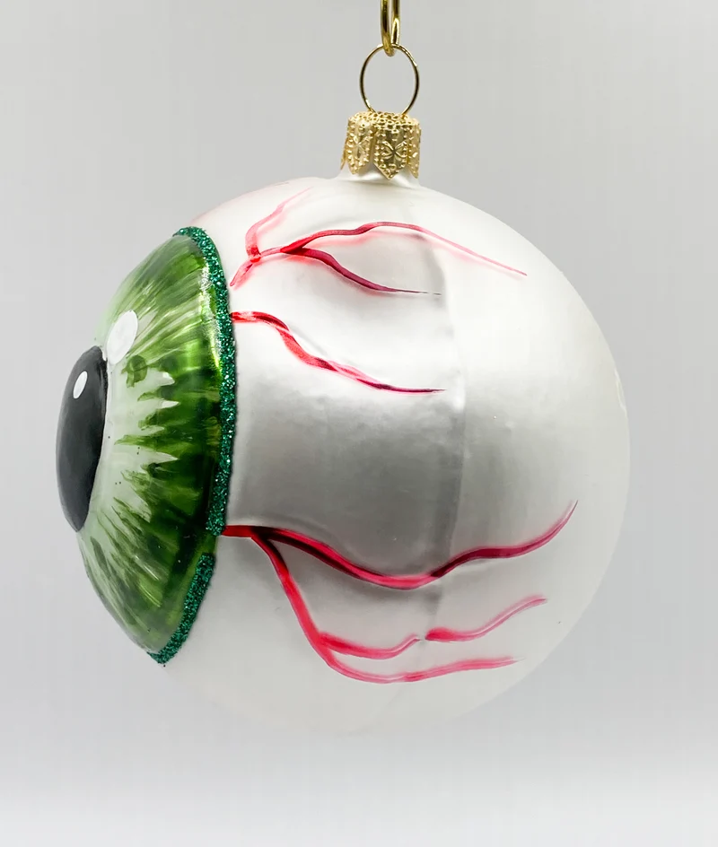Anatomisches Auge mit grüner Iris und runder Pupille
