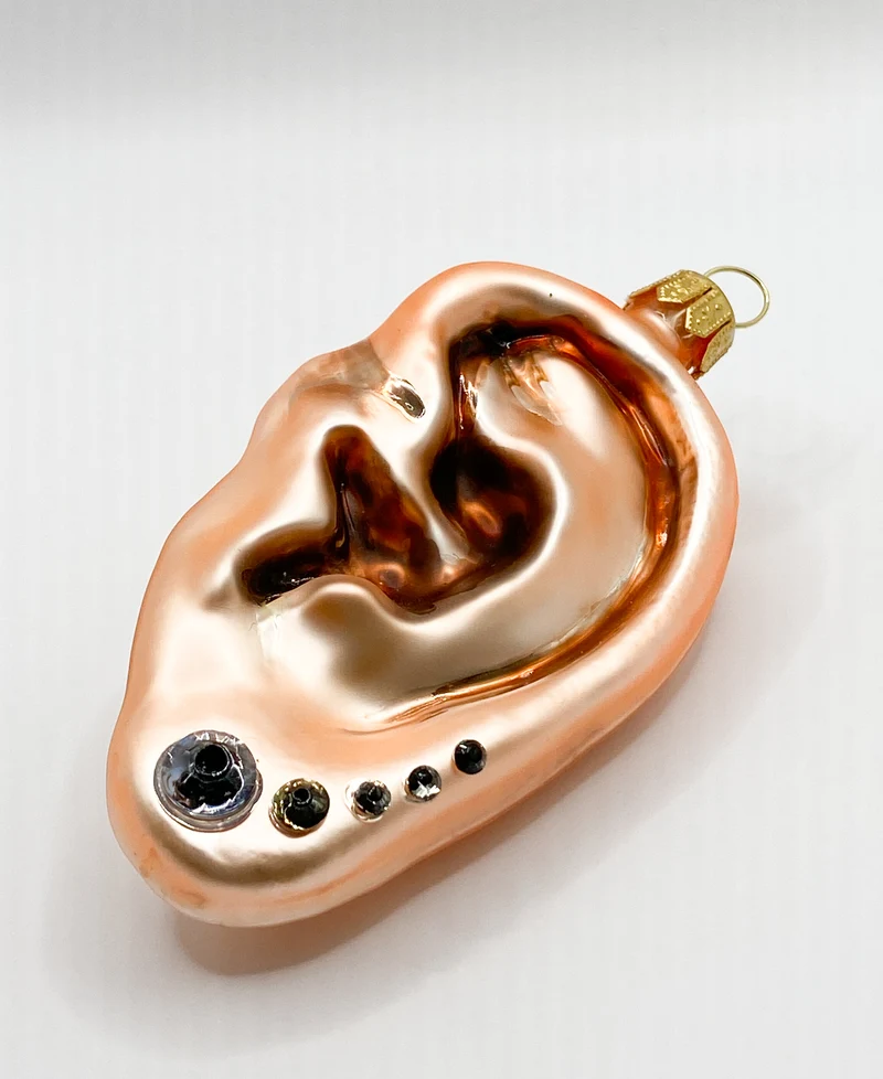 Menschliche Ohrmuschel mit Upper-Lobe-Piercing