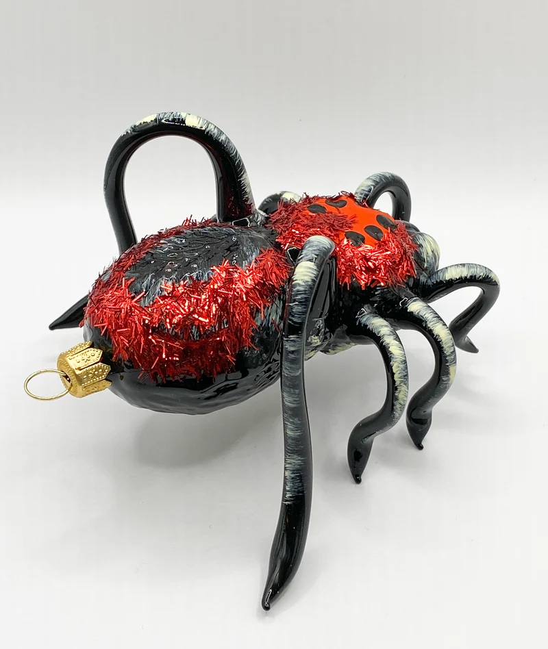 Schwarze Vogelspinne mit rotem Rücken