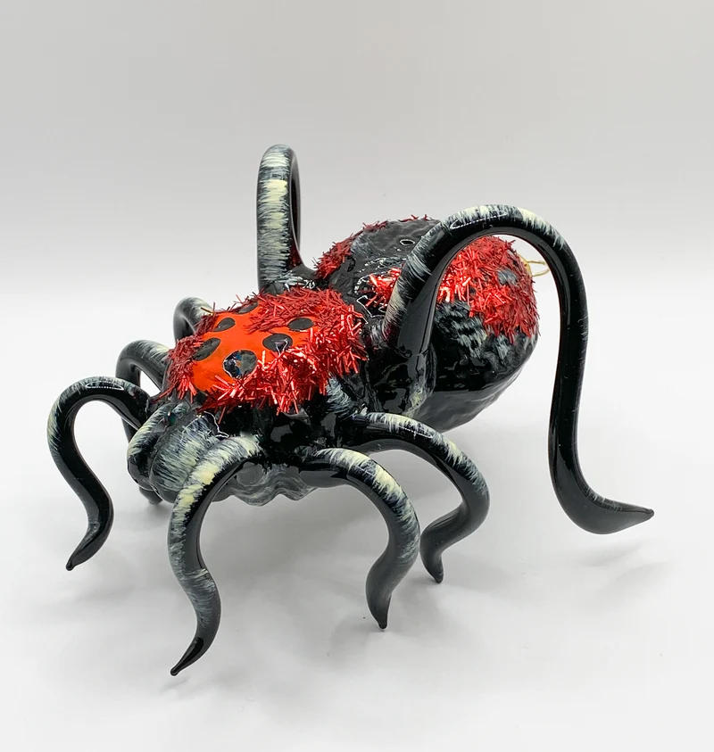 Schwarze Vogelspinne mit rotem Rücken